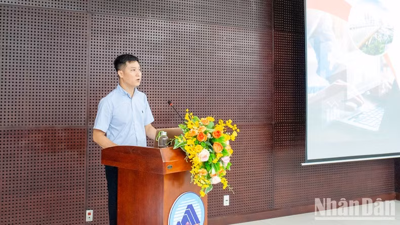 El editor adjunto de Vietnamplus Nguyen Hoang Nhat habla en la cita.