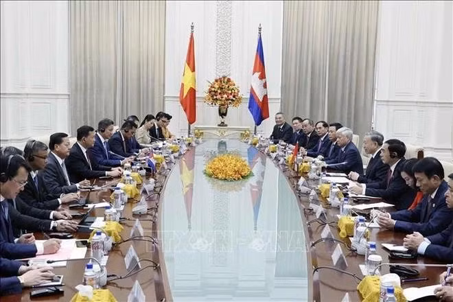 El presidente vietnamita To Lam sostiene conversaciones con el primer ministro camboyano, Samdech Moha Bovor Thipadei Hun Manet. (Foto: VNA)