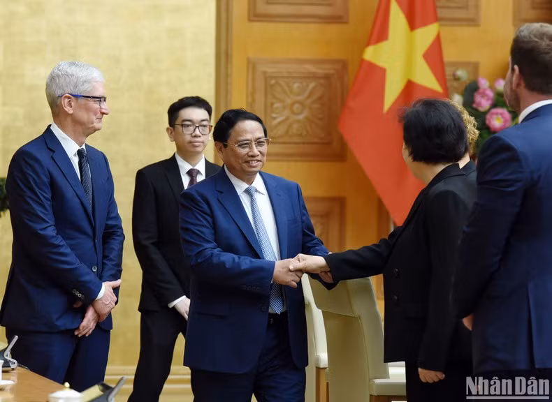 El primer ministro de Vietnam con miembros que acompañan al director ejecutivo del Grupo Apple, Tim Cook.