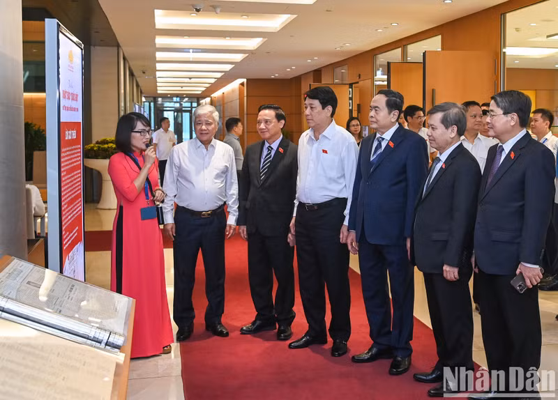 El presidente del país, Luong Cuong, el titular de la Asamblea Nacional, Tran Thanh Man, y funcionarios del Partido y el Estado visitan la exhibición.