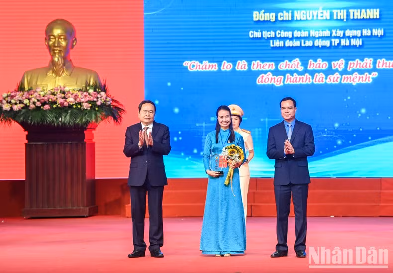 El líder legislativo entrega el Premio Nguyen Van Linh a Nguyen Thi Thanh, presidenta del Sindicato de la Industria de la Construcción de Hanói. El líder legislativo entrega el Premio Nguyen Van Linh a Nguyen Thi Thanh, presidenta del Sindicato de la Industria de la Construcción de Hanói.