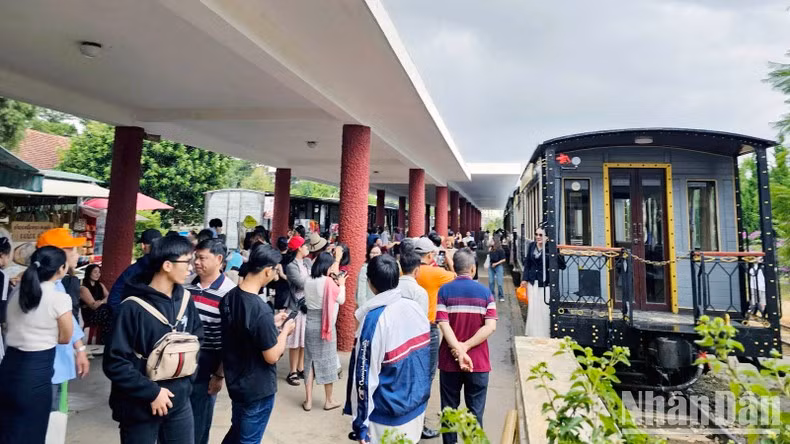 Visitantes en la estación de trenes de Da Lat.
