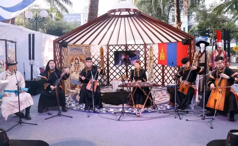 En el pabellón de Mongolia en el Festival de Turismo de Ciudad Ho Chi Minh 2024, celebrado el abril pasado (Fuente: VNA)