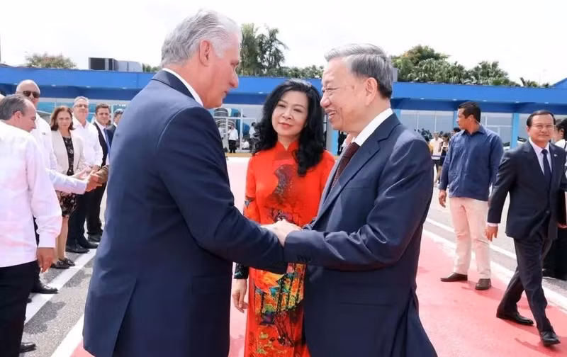 El primer secretario del Comité Central del Partido Comunista de Cuba y presidente del país, Miguel Díaz-Canel Bermúdez, despide al secretario general del Partido Comunista y presidente de Vietnam, To Lam, y su esposa en el Aeropuerto Internacional José Martí en La Habana. (Fuente: VNA)