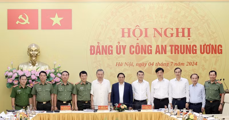 El presidente To Lam y el primer ministro Pham Minh Chinh asisten a la reunión de la Comisión Central de Seguridad Pública. (Fuente: VNA)