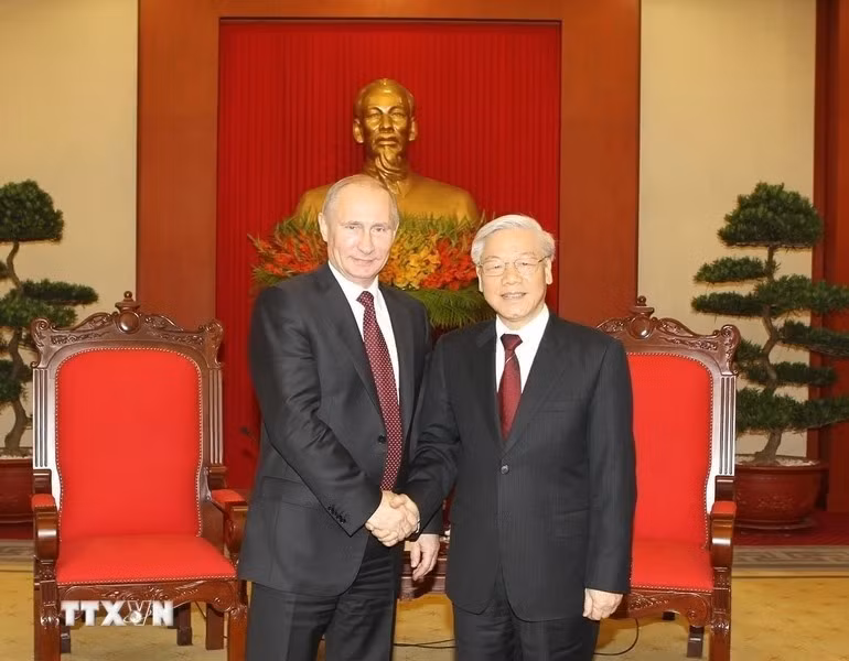 El secretario general del Partido Comunista de Vietnam, Nguyen Phu Trong, recibe al presidente ruso Vladimir Putin en noviembre de 2013 (Fuente: VNA)