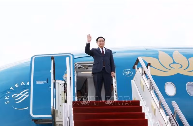 El presidente de la Asamblea Nacional, Vuong Dinh Hue, llega al aeropuerto internacional de Kunming Changshui. (Foto: VNA) El presidente de la Asamblea Nacional, Vuong Dinh Hue, llega al aeropuerto internacional de Kunming Changshui. (Foto: VNA)