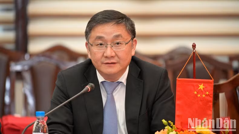 El editor en jefe adjunto de la Agencia de Noticias Xinhua de China Ren Weidong.