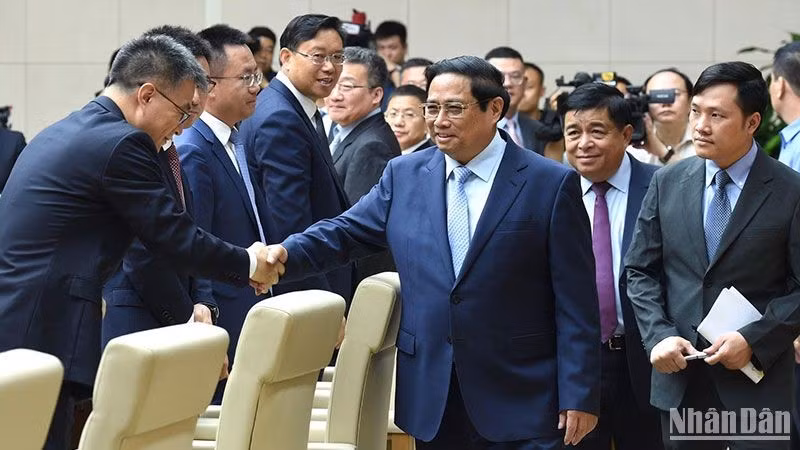 El premier vietnamita dialoga con empresas chinas sobre economía verde y digital.