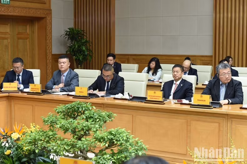 Empresas chinas en el campo del desarrollo económico verde y digital asisten al debate. Empresas chinas en el campo del desarrollo económico verde y digital asisten al debate.
