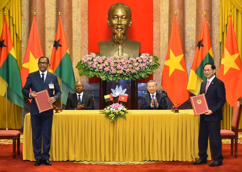 El secretario general del Partido Comunista y presidente de Vietnam, To Lam, y el presidente de Guinea-Bissau, Umaro Sissoco Embaló, presencian la firma de varios documentos de cooperación entre ambos países.
