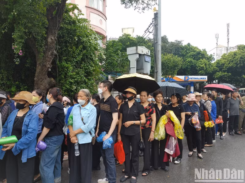 Una multitud hace cola para presentar sus respetos al Secretario General Nguyen Phu Trong.