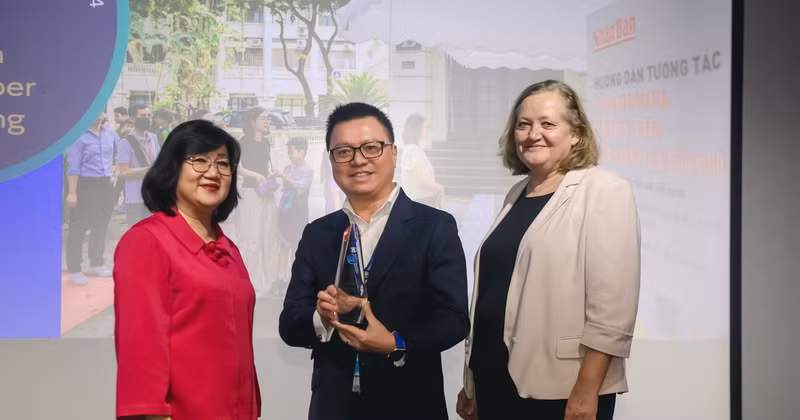 El presidente-editor del periódico Nhan Dan, Le Quoc Minh recibe el premio.