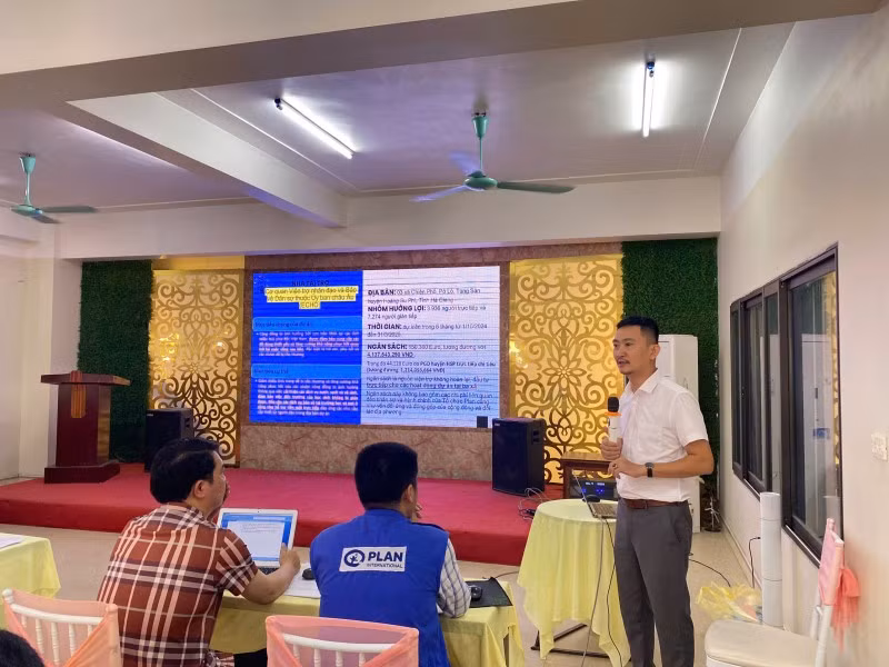 El coordinador del proyecto comparte información sobre las actividades de apoyo (Foto: Plan International Vietnam). El coordinador del proyecto comparte información sobre las actividades de apoyo (Foto: Plan International Vietnam).
