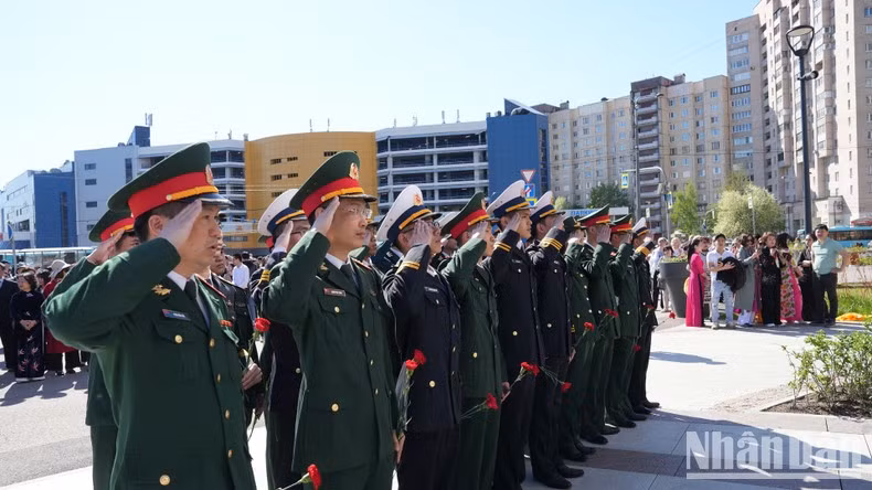 Cadetes vietnamitas que estudian en San Petersburgo depositan flores ante el Monumento al Presidente Ho Chi Minh. (Foto: Xuan Hung)