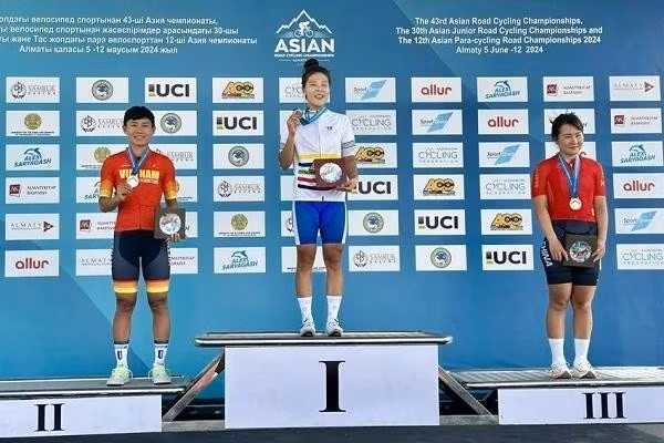 Nguyen Thi That (izquierda) en el podio por la plata en el 43º Campeonato Asiático de Ciclismo en Ruta el 11 de junio en Alma Alta, Kazajstán (Fuente: vietnamnews.vn)