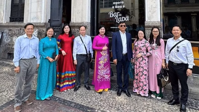 La delegación de Hanoi visita el barrio de Lapa, en la ciudad brasileña de Río de Janeiro, donde trabajó el presidente Ho Chi Minh. La delegación de Hanoi visita el barrio de Lapa, en la ciudad brasileña de Río de Janeiro, donde trabajó el presidente Ho Chi Minh.