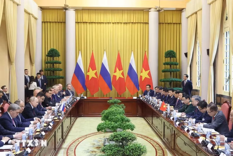 El presidente vietnamita To Lam y su par ruso, Vladimir Putin, sostienen conversaciones. Foto:VNA