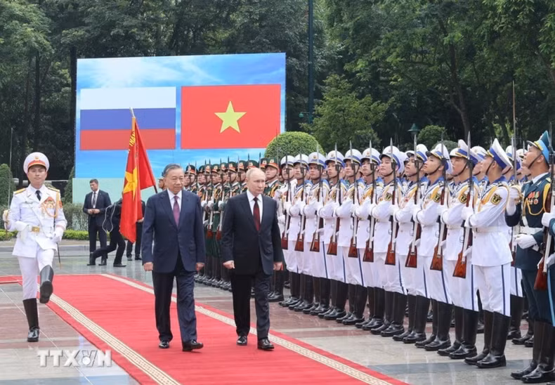 El presidente vietnamita To Lam y su par ruso, Vladimir Putin, pasan revista a la Guardia de Honor del Ejército Popular de Vietnam. Foto: VNA
