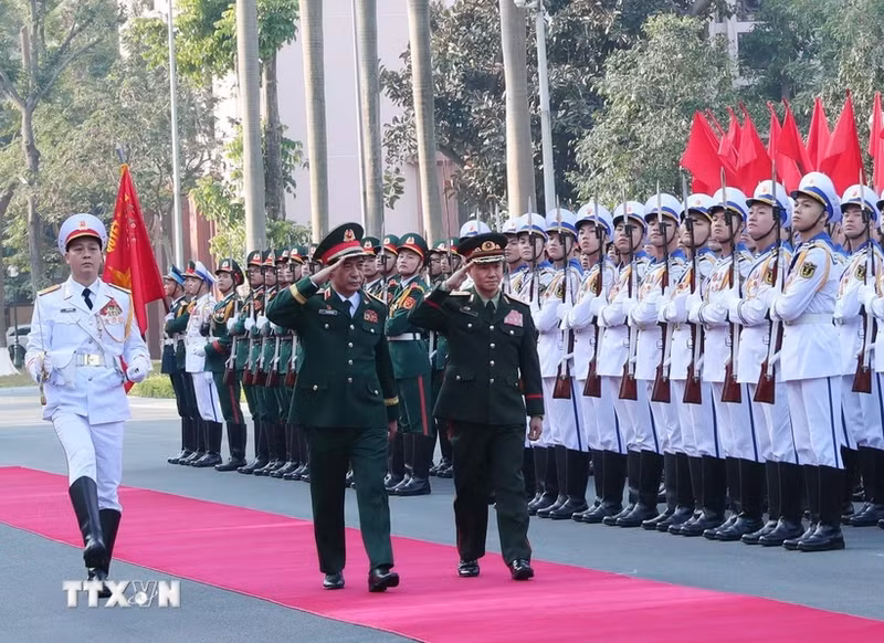El ministro de Defensa vietnamita, general Phan Van Giang, recibe a su homólogo laosiano, teniente general Khamliang Outhakaysone (Fuente: VNA)