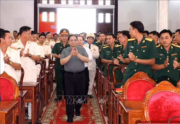El primer ministro de Vietnam, Pham Minh Chinh, visita la policía y las fuerzas militares de Can Tho. (Foto: VNA) El primer ministro de Vietnam, Pham Minh Chinh, visita la policía y las fuerzas militares de Can Tho. (Foto: VNA)