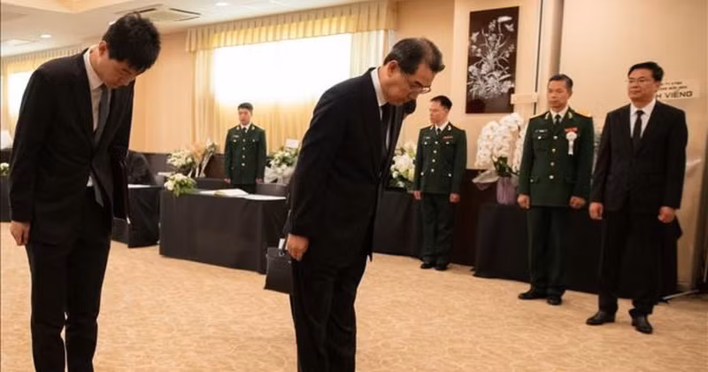 El embajador de China en Japón, Wu Jianghao, rinde homenaje al secretario general del PCV, Nguyen Phu Trong. 