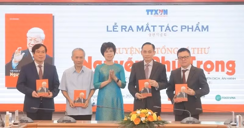 La directora general de la VNA, Vu Viet Trang, regala el libro a los delegados (Foto: VNA)