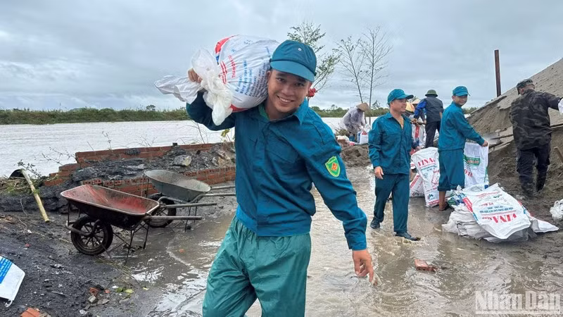 La sonrisa de un joven al participar en las labores de protección de dique.