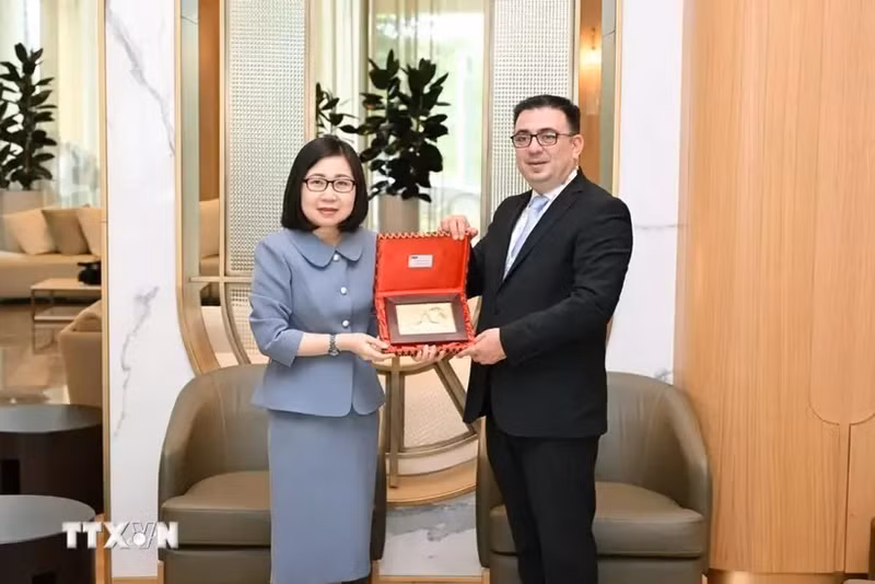 La subdirectora general de la Agencia Vietnamita de Noticias (VNA), Doan Thi Tuyet Nhung, se reúne con el presidente de la Agencia de Noticias de Azerbaiyán (AZERTAC), Vugar Aliyev. (Fuente:VNA)