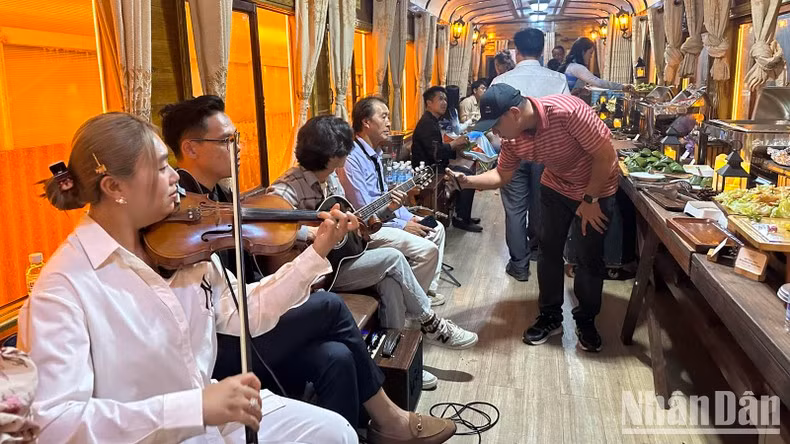 El servicio “Viaje nocturno de Da Lat” en un tren antiguo.