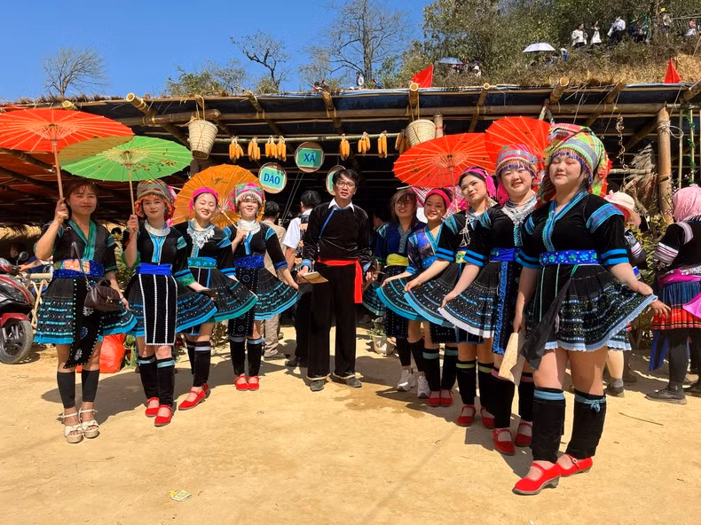 Muchachas de la etnia Mong en la exposición de la comuna de Dao San.
