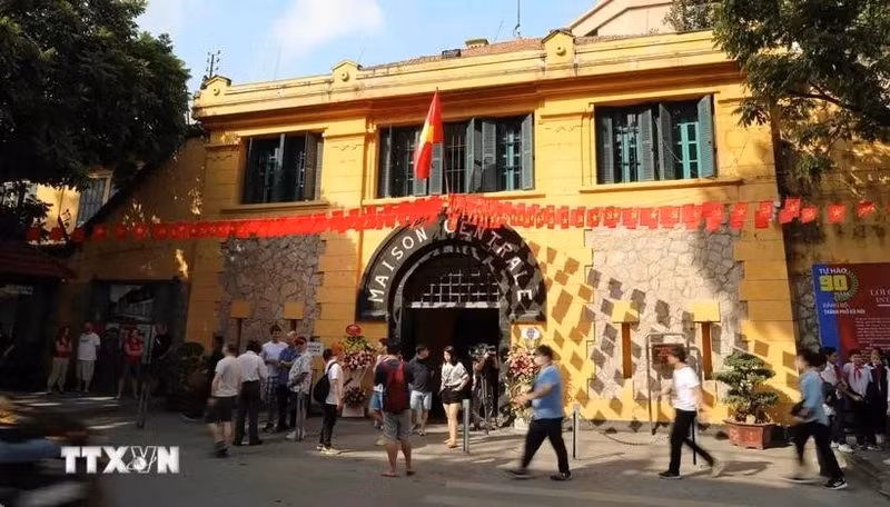 Visitentes en la prisión de Hoa Lo. (Fuente:VNA) Visitentes en la prisión de Hoa Lo. (Fuente:VNA)