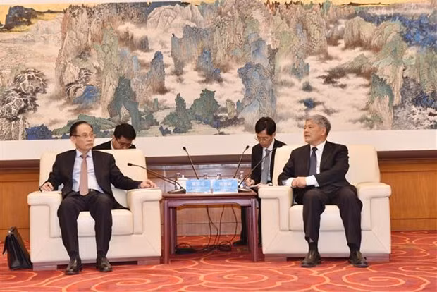 El miembro del Secretariado del Comité Central del Partido Comunista de Vietnam y jefe de su Comisión de Relaciones Exteriores, Le Hoai Trung, y el miembro del Comité Central del Partido y subdirector permanente de la Escuela del Partido del Comité Central del PCCh, Xie Chuntao. (Fotografía: VNA)