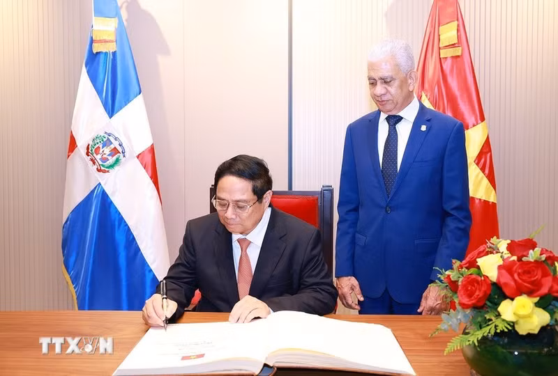 El premier Pham Minh Chinh firma el libro de recuerdos al visitar el Congreso Nacional de la República Dominicana.