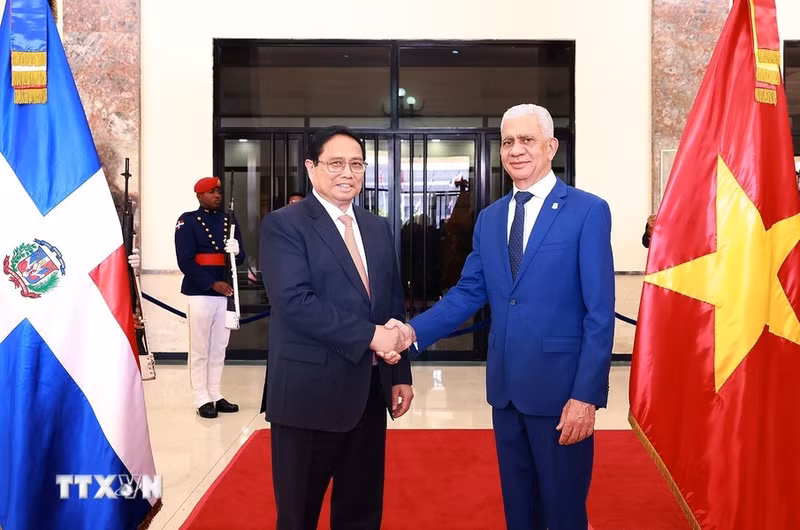 El premier Pham Minh Chinh saluda al presidente de Congreso Nacional de la República Dominicana, Ricardo de los Santos Polanco.
