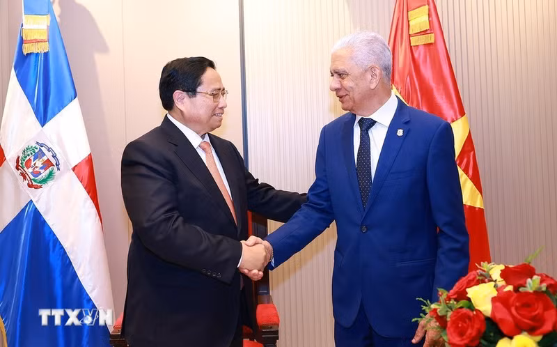 El premier Pham Minh Chinh saluda al presidente de Congreso Nacional de la República Dominicana, Ricardo de los Santos Polanco.