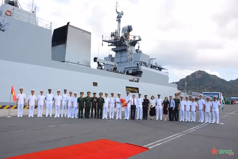 Los delegados vietnamitsa y el grupo de oficiales y capitantes del buque INS Kiltan en el puerto internacional de Cam Ranh. (Foto: qdnd.vn)