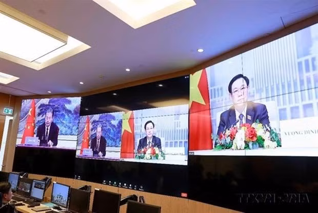 Reunión en línea entre el presidente de la Asamblea Nacional, Vuong Dinh Hue, y el presidente del Comité Permanente de la Asamblea Popular Nacional de China, Zhao Leji, en 2023. (Foto: VNA)