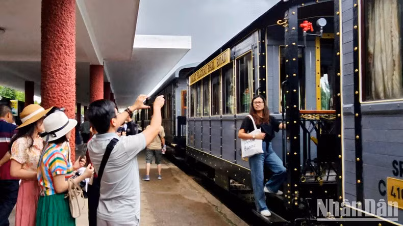 Turistas toman fotos de recuerdo en la estación de trenes de Da Lat.