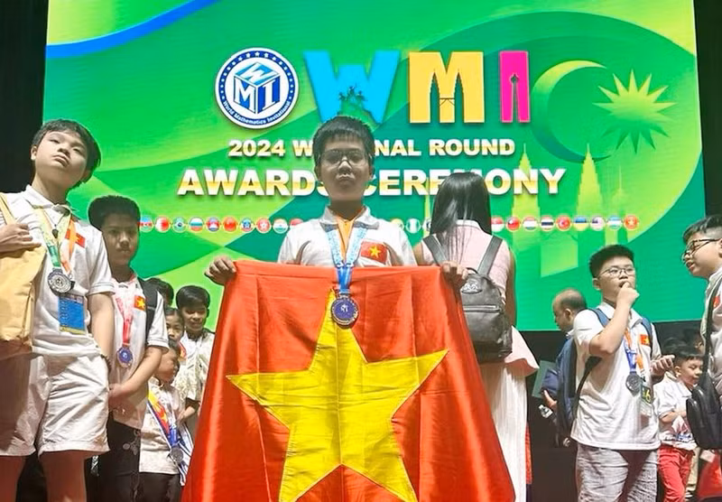 El estudiante Le Quang Vinh gana el premio Diamante.