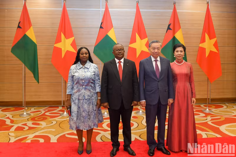 El secretario general del Partido Comunista y presidente de Vietnam, To Lam, y el presidente de Guinea-Bissau, Umaro Sissoco Embaló, y sus esposas en el acto. El secretario general del Partido Comunista y presidente de Vietnam, To Lam, y el presidente de Guinea-Bissau, Umaro Sissoco Embaló, y sus esposas en el acto.