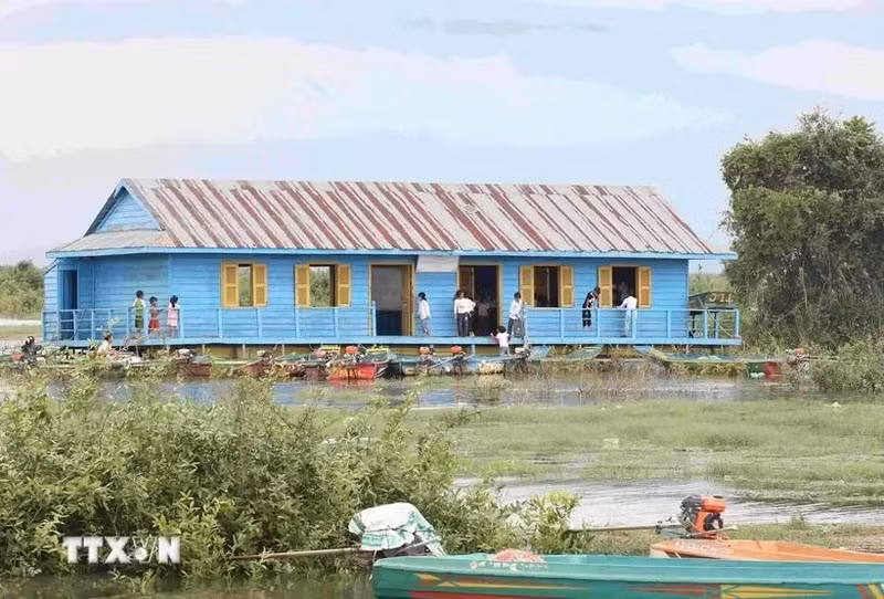 Una de las escuelas flotantes en el lago Tonlé. (Fuente: VNA)