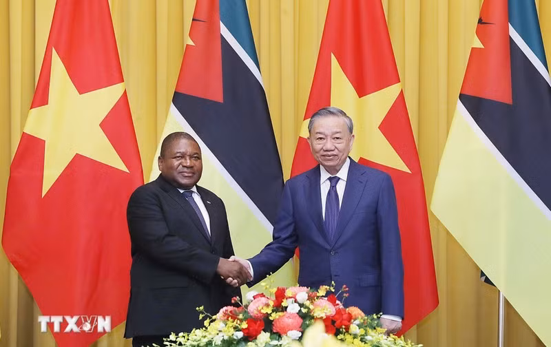 El secretario general del Partido Comunista y presidente de Vietnam, To Lam (derecha), recibe al presidente de Mozambique, Filipe Jacinto Nyusi. (Foto: VNA)