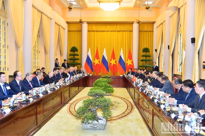 Esta visita a Hanói del presidente ruso, Vladimir Putin, contribuye a intensificar la asociación estratégica integral en todos los sectores. Esta visita a Hanói del presidente ruso, Vladimir Putin, contribuye a intensificar la asociación estratégica integral en todos los sectores.