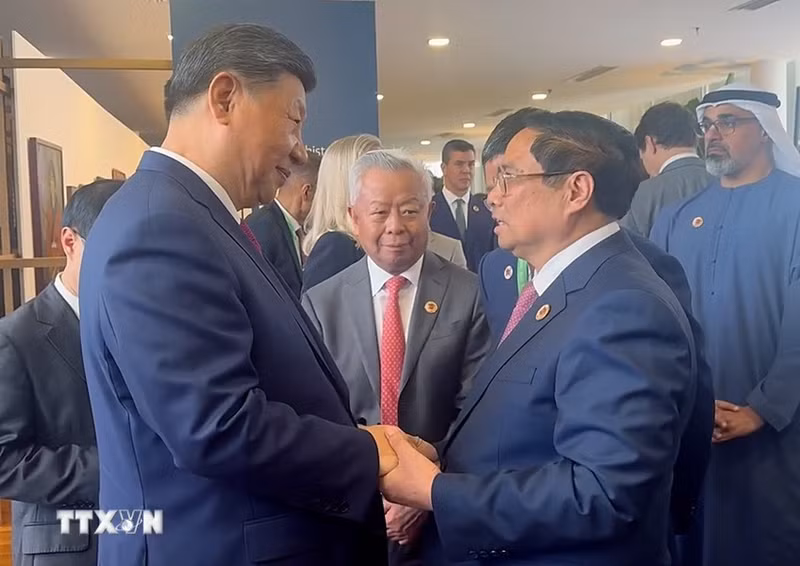 El premier vietnamita Pham Minh Chinh se reúne con el secretario general del Partido Comunista y presidente de China, Xi Jinping.