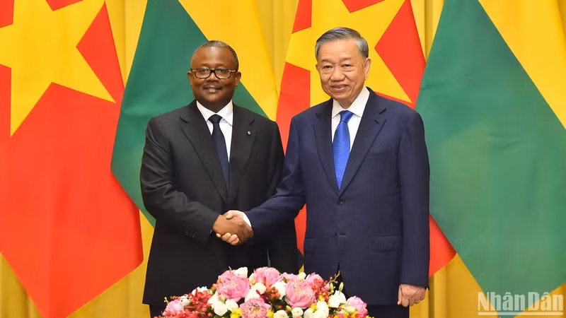 El secretario general del Partido Comunista y presidente de Vietnam, To Lam, y el presidente de Guinea-Bissau, Umaro Sissoco Embaló.