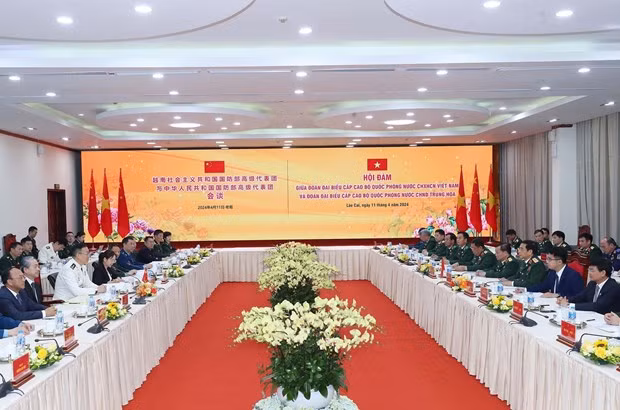 El ministro de Defensa de Vietnam, Phan Van Giang, y su homólogo chino, Dong Jun, sostienen conversaciones. (Fuente: VNA)