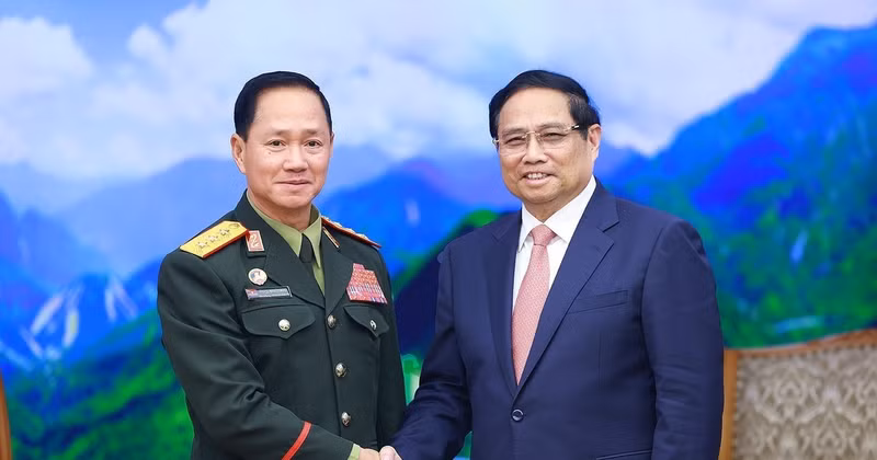 El primer ministro de Vietnam, Pham Minh Chinh y el ministro de Defensa de Laos, Khamliang Outhakaysone. (Fuente: VNA)
