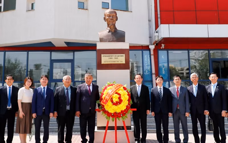 Los delegados colocan flores en el busto del Presidente Ho Chi Minh, en el campus de una escuela local que lleva su nombre. (Foto: sggp.org.vn)