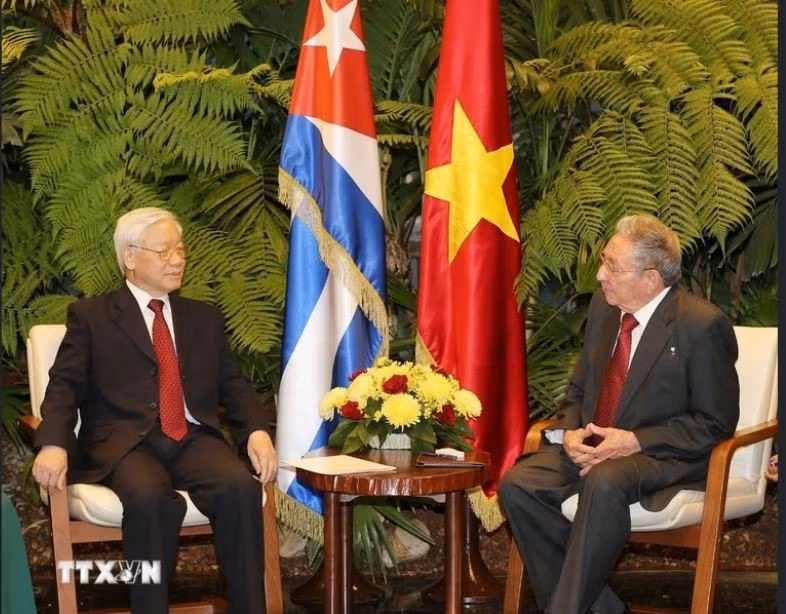 El secretario general del PCV, Nguyen Phu Trong, sostiene conversación con el primer secretario del Partido Comunista de Cuba y presidente de los Consejos de Estado y de Ministros, Raúl Castro Ruz, el 29 de marzo de 2018 en el Palacio de la Revolución en La Habana.
